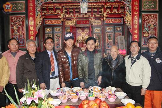   曾經是飛輪海重要成員的吳尊，日昨返回烈嶼上庫祭祖。（吳成典競選總部提供）