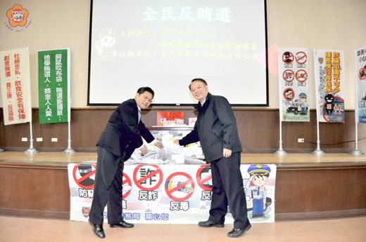 縣警局與金門地檢署及金酒公司共同舉辦之「提高警覺，減少被害」有獎徵答活動，由張金塗檢察長（左）與蔡蒼柏局長（右）公開抽出幸運得主。（莊煥寧攝）