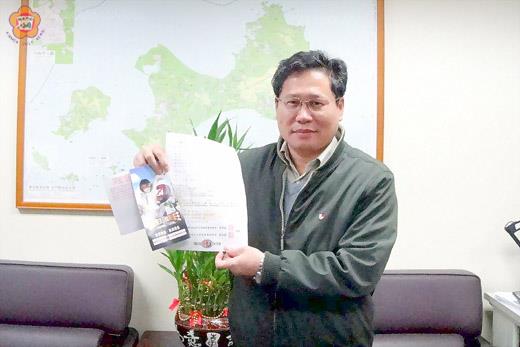   金門地檢署積極加強查緝賄選工作及辦理各項反賄選宣導工作，檢察長張金塗並寄發「給鄉親的一封信」，呼籲民眾支持反賄選。（莊煥寧攝）