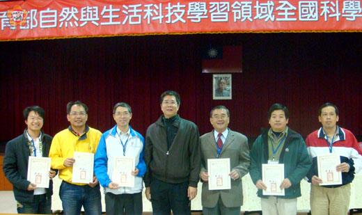   林永進（右二）、吳啟騰（右三）、王炳志（右一）、林英生（左三）、楊恭墉（左二）、劉界宏（左一）等得獎者與教育部中央輔導團召集人黃茂（教授）合影。（金湖國中提供）