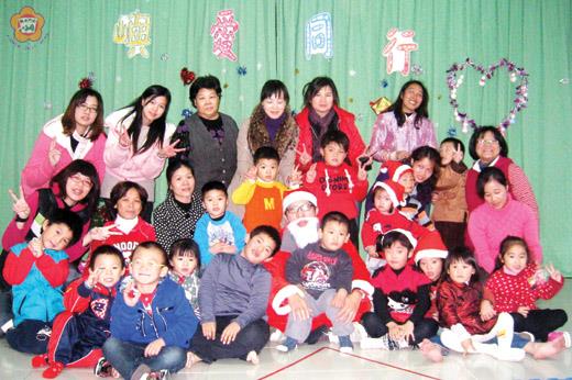   金門早療中心昨夜在烈嶼鄉服務據點舉辦「嶼愛同行親子聖誕晚會」。（早療中心提供）