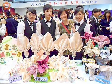   金門農工學生蕭淑如（右一）、翁振文（左二）、楊馥瑜（左一）在全國高中職口布摺疊大賽拿下「創意」項目第一名；指導教師是陳冠伶（右二）。（張建騰攝）