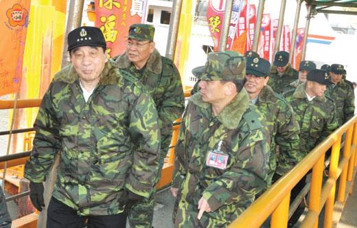   國防部參謀總長林鎮夷在金東守備隊發生官兵被毆事件後，昨天率領國防部和金防部官員抵達小金門視察防務，穩固軍心和賀節。（楊水詠攝）
