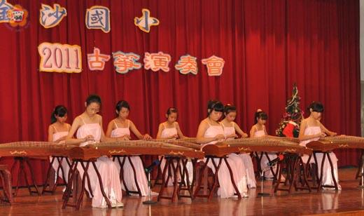   金沙國小古箏樂團昨辦理成軍以來第三次演奏會，成員譜出二十三首動人樂章，父母親、阿公阿嬤現身聆聽，共度不一樣的耶誕節。（陳麗妤攝）