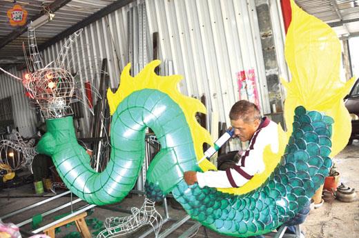   蔡淇泰用鐵條做龍燈，前後預計要兩個多月才能完工。 （張建騰攝）