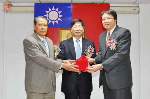   台電金門區營業處舉行新舊任處長交接典禮，在台電總公司業務處長唐明紹（中）監交下與來賓、台電同仁的祝福下，卸任處長劉以進（左）與新任處長王仁炳（右）完成印信交接，並宣誓就職。（莊煥寧攝）