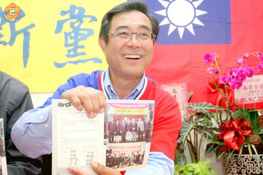   吳成典出示2001年3月2號新黨四位民代在廈門簽署的第一份小三通協議書作為佐證。（蔡群生攝）