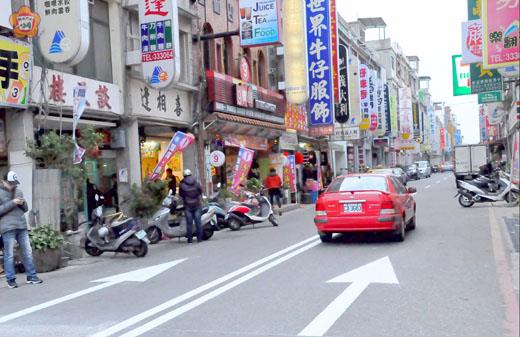 金湖鎮新巿里的中正路、復興路都改成了單行道。(張建騰攝)