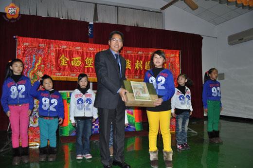   湖峰公共事務協進會昨召開第一屆第三次會員大會，會長楊萬山頒發幹部證書，也頒發感謝狀感謝演出單位。（李金鎗攝）