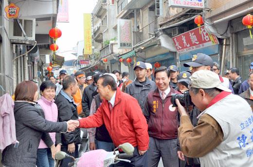 親民黨總統候選人宋楚瑜昨日到城隍廟上香、掃街拜票，為黨提名區域立委候選人陳福海站台。
（李金鎗攝）