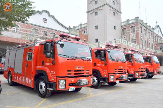 消防局爭取中央補助款購置四輛新型水箱消防車，昨日於消防局前廣場完成驗收。
（李金鎗攝）