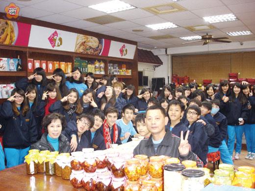   金門扶輪社在大方鬍鬚伯贊助下，為金中扶少團舉辦「大胃王比賽」，藉以傳達幸福滋味。（許加泰攝）