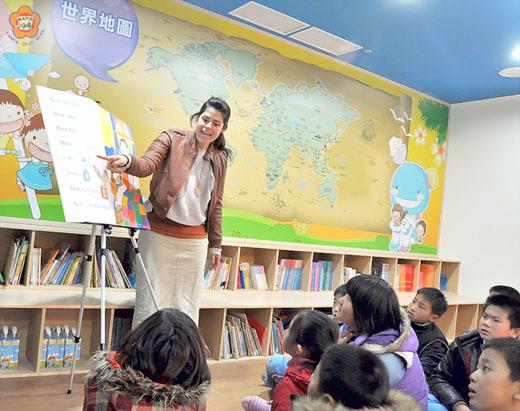 安瀾國小建置英語情境教室，外師和學生近距離互動，透過電子白板等設備搭配活潑、有趣的內容，讓學生自然融入其中。（陳麗妤攝）