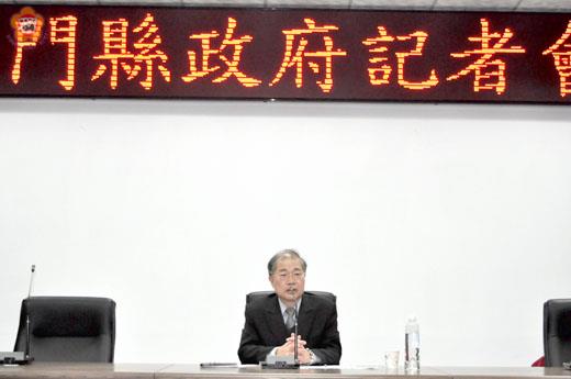   縣長李沃士昨日傍晚舉行記者會，針對有立委候選人質疑他行政不中立，嚴正加以駁斥，並強調參加的任何輔選活動，都是利用下班時間或假日，沒有違反行政中立的問題。（李增汪攝）