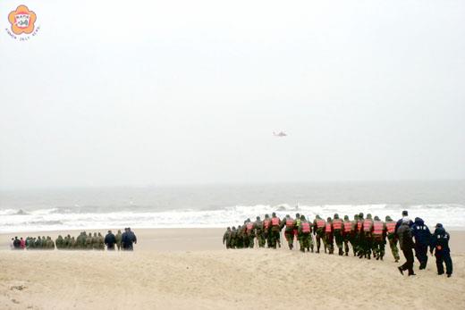 金寧后湖村許姓老漁民下海捕魚失蹤的搜救行動昨日持續進行，包括空勤總隊直昇機及海上岸際的人船，展開空海陸的搜救行動。（莊煥寧攝）
