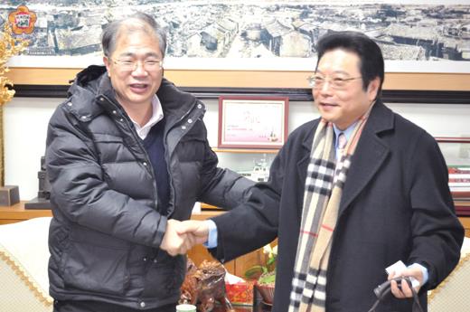   銘傳大學主任秘書兼金門分部主任樊中原，昨日拜會金門縣長李沃士。（李增汪攝）
