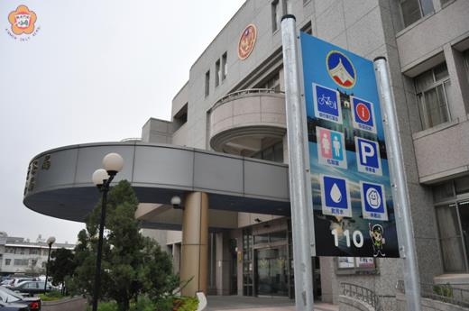 　金門縣警察局已在各分駐、派出所設置歇腳元氣站、鐵馬驛站、鐵馬元氣站，提供旅遊民眾服務，並於各所前豎立醒目的服務LOGO標示牌，希望為金門觀光加分。（莊煥寧攝）