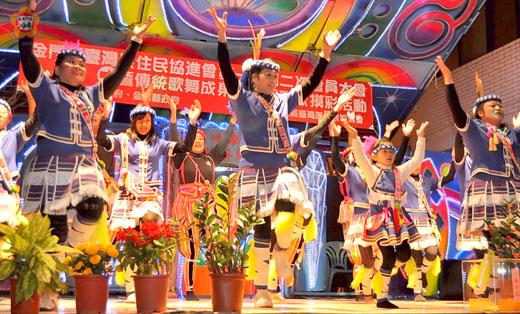   金門縣台灣原住民協進會召開會員大會暨傳統歌舞成果展，娜魯灣文化團載歌載舞，炒熱活動氣氛。
（陳麗妤攝）