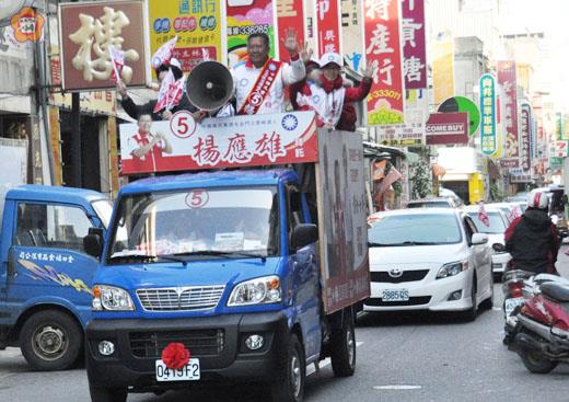   國民黨提名立法委員候選人楊應雄，昨以車隊方式自金東地區出發，展開全面性遊街拜票，爭取鄉親支持。（陳麗妤攝）