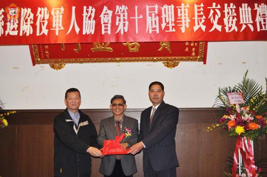   金門縣退除役軍人協會昨舉行原新任理事長交接典禮，在副縣長吳友欽（中）監交下，新任理事長陳金城（右）正式就任。（李金鎗攝）