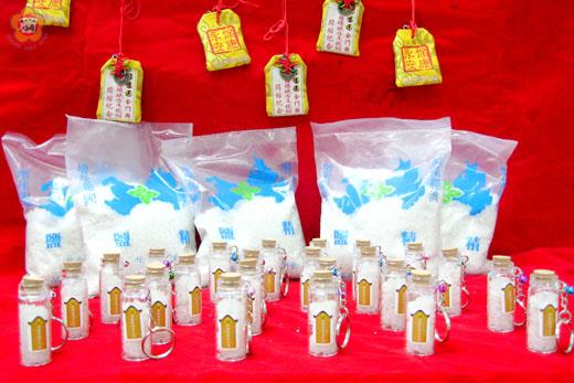 金門縣文化局利用西園鹽場復育成功的結晶鹽，精心設計了小巧可愛的「鹽罐鑰匙圈」文創產品，見證金門鹽田復育成功，還兼具驅邪保平安的意涵，頗值得收藏。
（文化局提供）