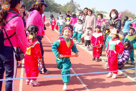 金城幼稚園運動會大隊接力，幼生賣力向前跑抵終點線，叫我第一名，開心不已。（楊水詠攝）