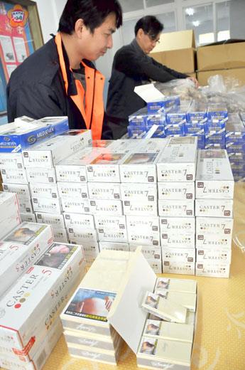 金門查緝隊查獲「家族式跑單幫」的走私手法。(張建騰攝)