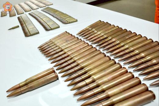   金門海巡隊在「夏墅」防風林查獲機槍子彈及步槍子彈共五百五十二顆。（張建騰攝）