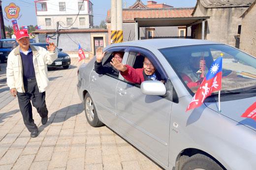 前縣長陳水在昨日現身烈嶼，陪同立委候選人吳成典以車隊遊行方式掃街拜票，陳水在坐在前座向鄉親揮手致意。（許加泰攝）