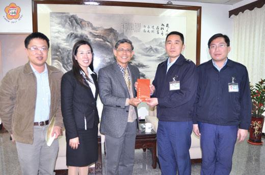  副縣長吳友欽昨天代表李縣長前往空軍金門基地勤務隊致贈春節加菜金賀節。（李金鎗攝）