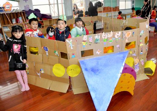  金湖國小大綠班的小朋友們造的紙皮大飛機。（張建騰攝）