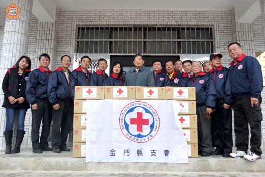   金門縣紅十字會副會長許玉昭偕同會務幹部前往金門監獄探慰受刑人，受到典獄長簡文拱等人的歡迎與感謝。
（金門紅十字會提供）