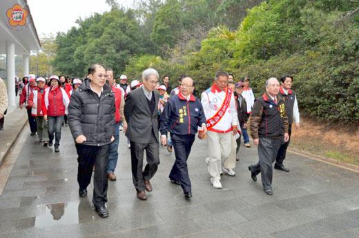 國民黨副主席蔣孝嚴（左三）昨搭機抵金，在福建省主席薛承泰（左二）、縣長李沃士（左）、議長王再生（右一）陪同，步行前往金管處蔣經國先生紀念館。（楊水詠攝）