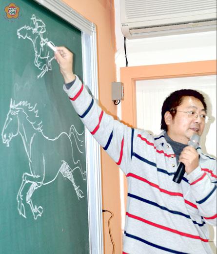  李如青昨天在金門的校園中傳藝。
（張建騰攝）