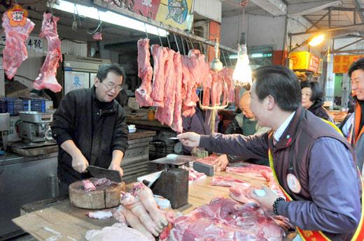   立委選前一天，現任立委陳福海選擇在金城、金湖、金沙的傳統市場掃街拜票，與選民博感情，衝高選票，爭取連任的服務機會。（楊水詠攝）