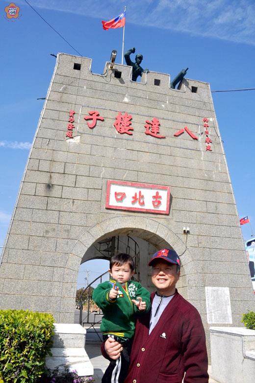   曾隨侍故總統蔣經國先生前後有六年的陳海頂，每一年在經國逝世紀念日，都會從金門專程赴台到頭寮謁陵，陳海頂滿懷感恩的心情說：「懷念，還是懷念」。（許加泰攝）