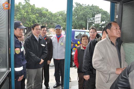 金門縣選舉委員會主任委員盧志輝昨前往各鄉鎮投開票所督導及視察投開票所,也慰問選務工作辛勞。(楊水詠攝)