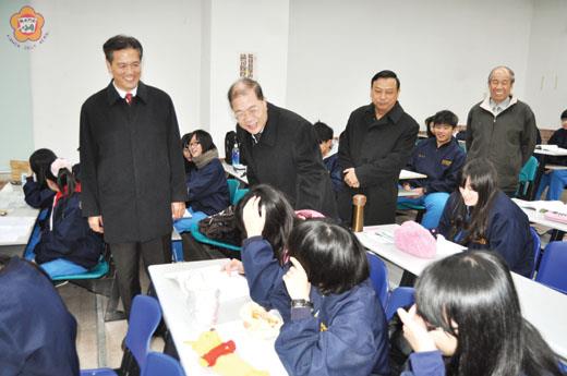   101學年度大學學力測驗昨天登場，縣長李沃士專程前往考場為考生加油打氣。（李金鎗攝）