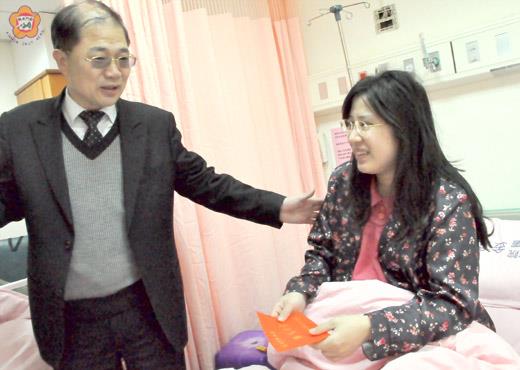李沃士向生了寶寶的媽媽道喜。
(張建騰攝)