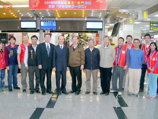 春運「金門縣鄉親服務處」首日作業昨展開，李沃士縣長專程搭機至松山航站慰問縣府工作團隊並合影。（照片由金門縣政府台北服務處主任陳永富提供）