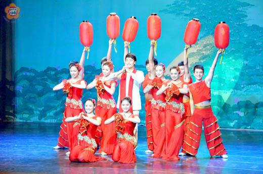 「2012龍躍金門迎春晚會」活動昨晚歡樂登場，浙江曲藝雜技總團以「恭喜發財」的歌舞表演，向金門鄉親拜年賀新歲。（楊水詠攝）