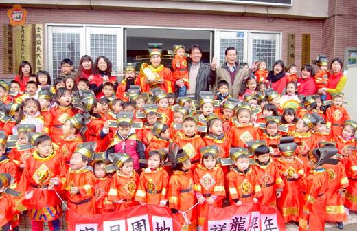 　一群由幼童打扮而成的小財神，歡天喜地到金城鎮公所拜年，受到金城鎮長石兆瑉、金城鎮代會主席陳天成熱忱的接待和歡迎。
（金城鎮公所提供）