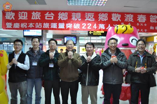 金門縣政府與金門航空站昨舉辦「喜迎鄉親過好年」活動，縣長李沃士向鄉親拜早年，並贈送「一元復始」福袋給返鄉過年鄉親討個吉利。（李金鎗攝）