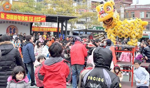 金湖鎮一○一年春節民俗遊藝昨登場，傳統舞獅獻瑞送糖，大人小孩爭搶，讓現場氣氛超HIGH。
（陳麗妤攝）