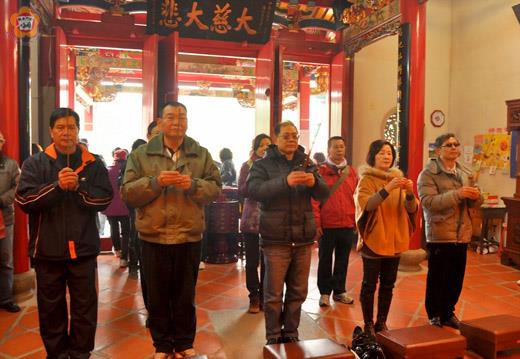  「祥龍舞太武│登山祈福活動」昨登場，縣長李沃士與金防部指揮官王世塗上香祈福。（陳麗妤攝）