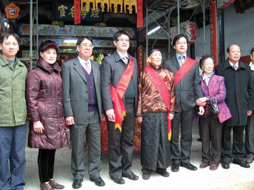   烈嶼雙口籍的林金勝（右三），取得英國倫敦大學的醫學博士學位、林正士（左四），台灣大學商學博士學位，林氏家廟在新年初始，為兩位傑出的宗族子弟舉辦博士晉匾的宗族喜事，鄉長洪成發（右一）也分享兩人學業有成，服務社會的榮耀。（許加泰攝）