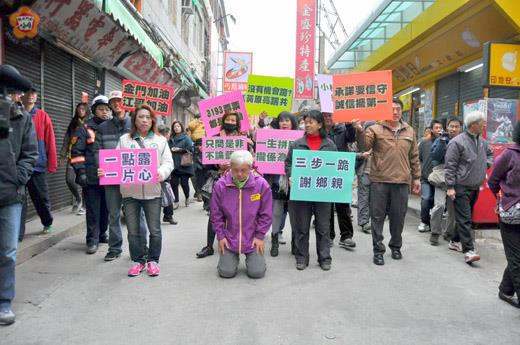 陳滄江昨日上午在支持群眾與親友陪同下兌現承諾，從金城鎮民生路三步一跪到城隍廟。（莊煥寧攝）