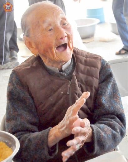   九十二歲的黃錦雖然瘦骨嶙峋，搓「紅圓仔」手卻宛若游龍。（張建騰攝）