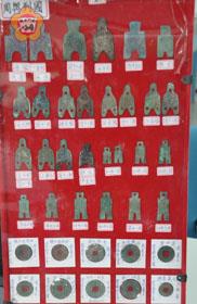   金城鎮公所藝文走廊在新春首展推出「歷代古錢展」，祝賀大家新年好財運。（楊水詠攝）