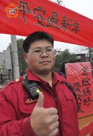 林蔚尚:金紙燒好愛坎蓋;炮丫嘸湯黑白放-平安過新年!(張建騰攝)
